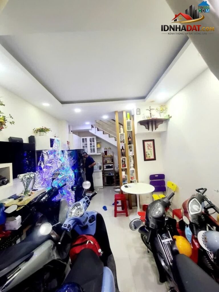 [Đánh Giá Bất Động Sản Sổ Đỏ] Nhà phố 4 tầng BTCT tại Tân Bình, TP Hồ Chí Minh – Vị trí đắc địa gần Trường Chinh