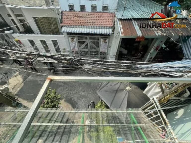 [Đánh Giá Bất Động Sản Sổ Đỏ] Nhà mặt phố Quận Tân Phú, TP Hồ Chí Minh: Vị trí đắc địa gần Đầm Sen, pháp lý sổ đỏ rõ ràng