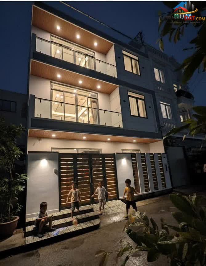 [Review Nhà Đất Sổ Đỏ] Nhà phố 3 tầng trên đường Huỳnh Tấn Phát, Nhà Bè, TP.HCM – Vị trí thuận lợi, sổ đỏ đầy đủ