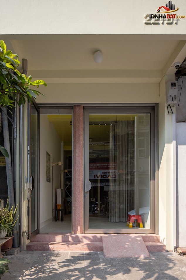 Nhà ống ngang 3m xuống cấp thành văn phòng kết hợp ở: Giải pháp bài toán cho thuê tại Hà Nội- Ảnh 2. Nhà ống ngang 3m xuống cấp thành văn phòng kết hợp ở: Giải pháp bài toán cho thuê tại Hà Nội- Ảnh 2.