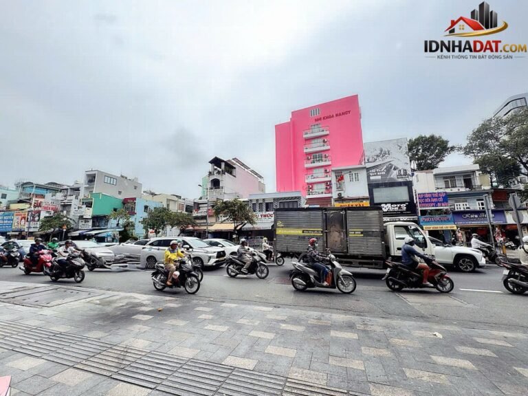 [Đánh Giá Bất Động Sản Sổ Đỏ] Nhà phố 3 tầng mặt tiền Nguyễn Văn Cừ, Quận 1 – Vị trí đắc địa, pháp lý sổ đỏ