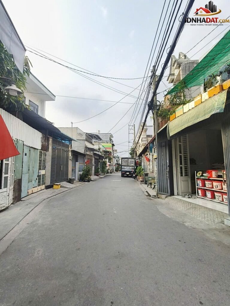 [Review Nhà Đất Sổ Đỏ] Nhà mặt phố Quận Tân Phú, vị trí đắc địa, pháp lý sổ đỏ rõ ràng