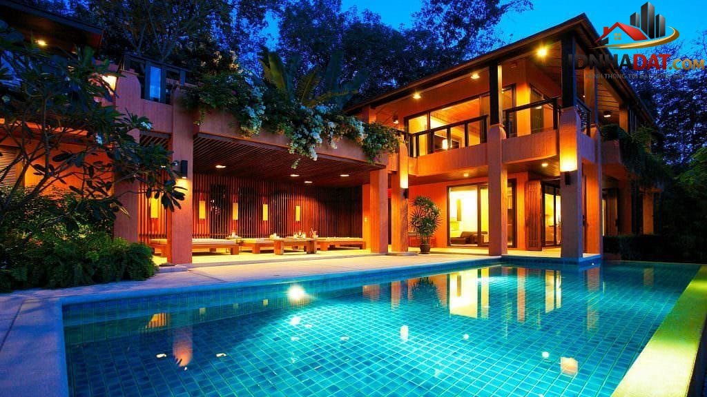 Biệt thự hiện đại có bể bơi giúp gia chủ giảm nhiệt vào mùa nóng - Ảnh 1. Biệt thự hiện đại có bể bơi giúp gia chủ giảm nhiệt vào mùa nóng - Ảnh 1.