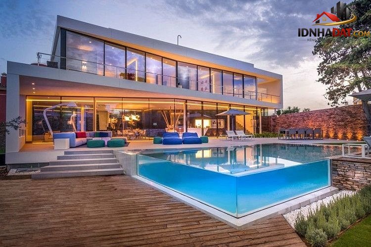 Biệt thự hiện đại có bể bơi giúp gia chủ giảm nhiệt vào mùa nóng - Ảnh 2. Biệt thự hiện đại có bể bơi giúp gia chủ giảm nhiệt vào mùa nóng - Ảnh 2.