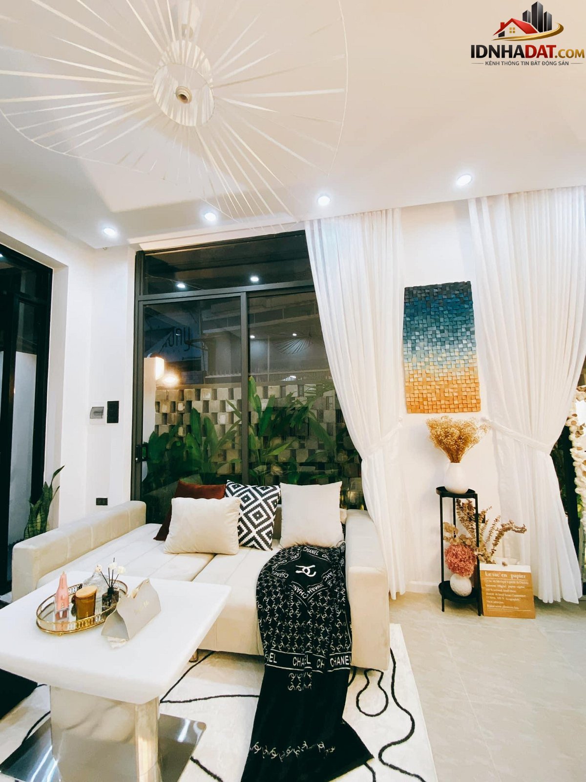 Ngôi nhà phố luôn trong lành nhờ được bọc bởi khu vườn nhỏ - Ảnh 2.
