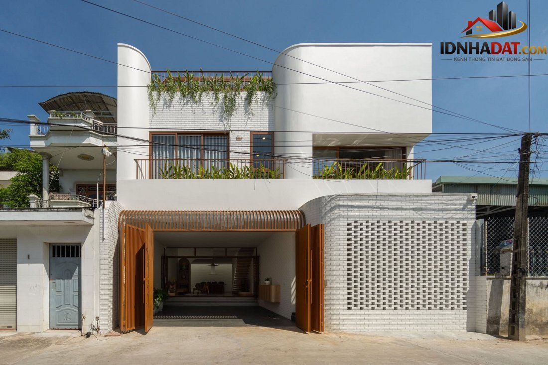 Khi thang bay nghệ thuật hóa giải thế đất xéo khó nhằn của ngôi nhà 3 tầng tại Đồng Nai- Ảnh 1. Khi thang bay nghệ thuật hóa giải thế đất xéo khó nhằn của ngôi nhà 3 tầng tại Đồng Nai- Ảnh 1.