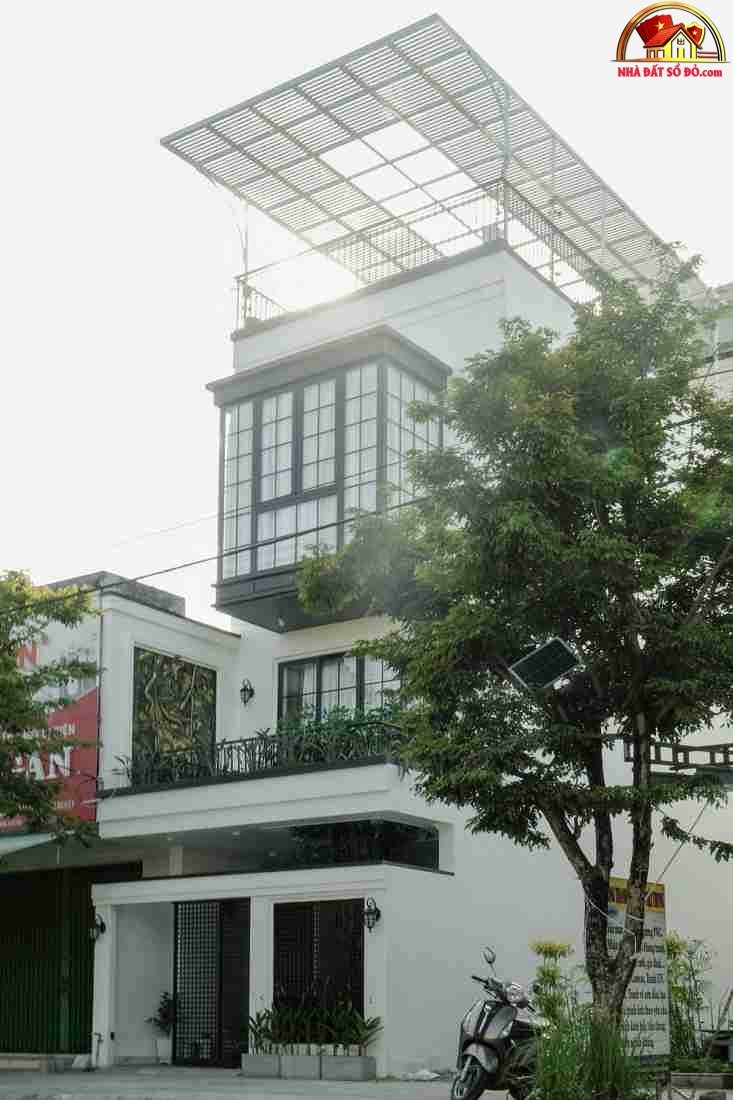 Nhà Ống Đà Nẵng Đẹp Lạ: Vận Dụng Khéo Léo Gạch Kính Chắn Nắng