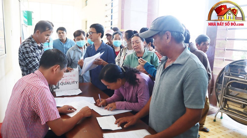Người dân Bến Lức nhận thông báo thu hồi đất, bắt đầu kê khai tài sản để tính bồi thường- Ảnh 2.