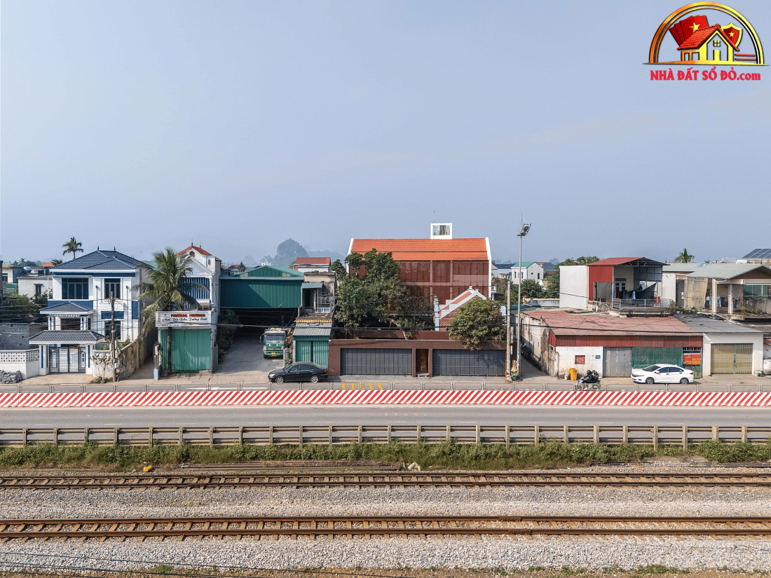 Nhà phố Ninh Bình: Cấu trúc 3 lớp lọc bụi và tiếng ồn xa lộ cho khuôn viên di sản- Ảnh 2. Nhà phố Ninh Bình: Cấu trúc 3 lớp lọc bụi và tiếng ồn xa lộ cho khuôn viên di sản- Ảnh 2.