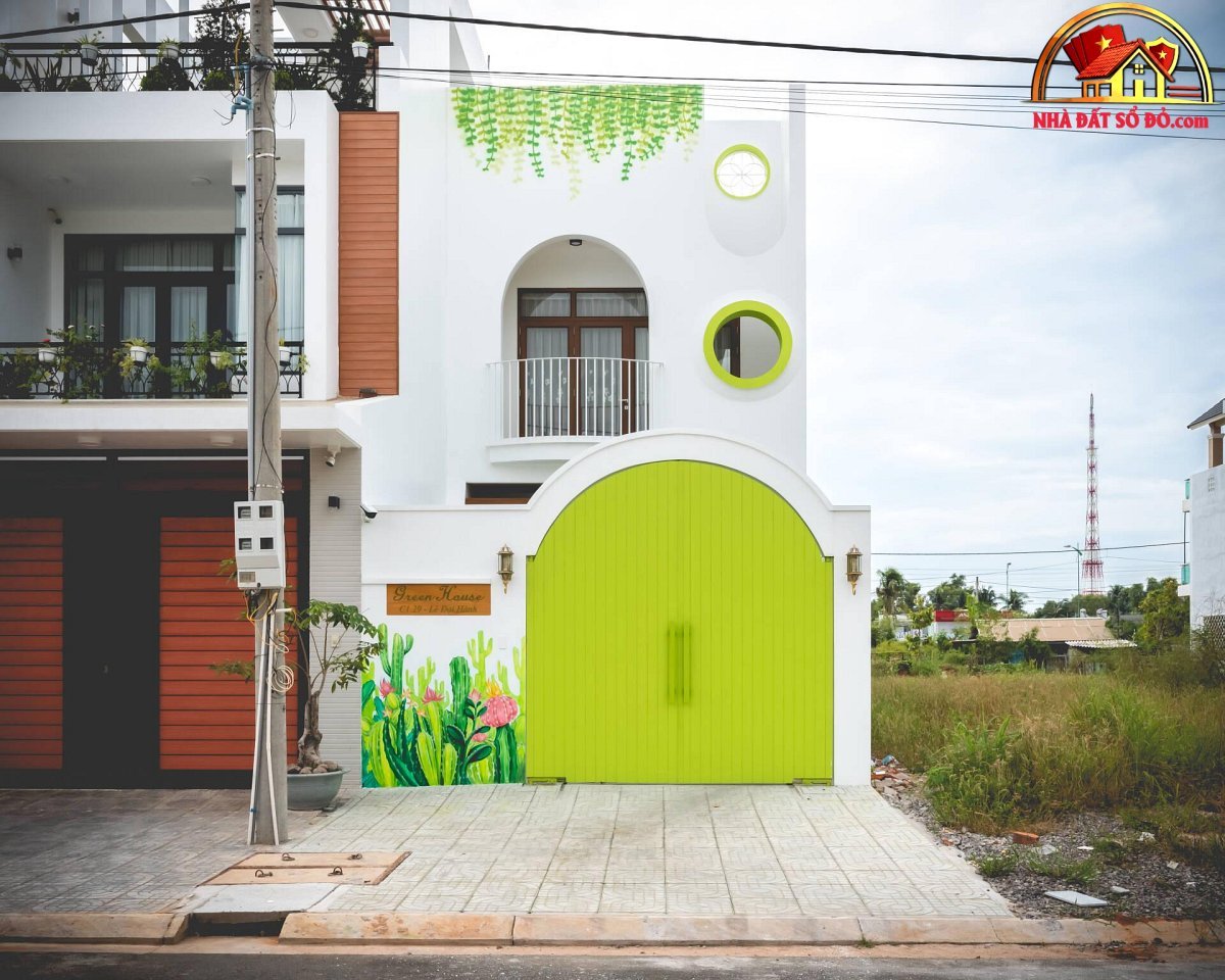 Ngôi nhà dùng gam màu chói lóa, độc đáo và đẹp đến không ngờ - Ảnh 2.