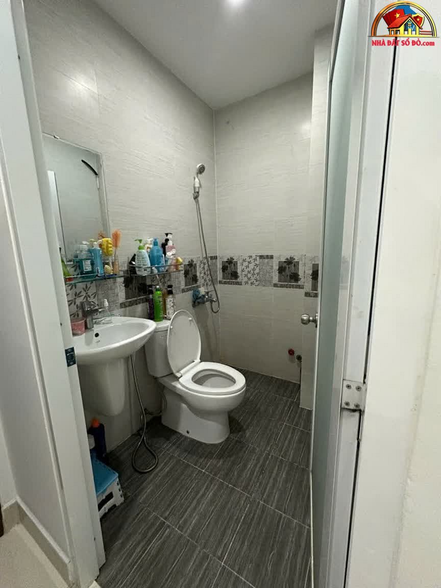 Nhà đất sổ đỏ Quận 4 với 3 phòng ngủ, 4 WC, giá 5.95 tỷ