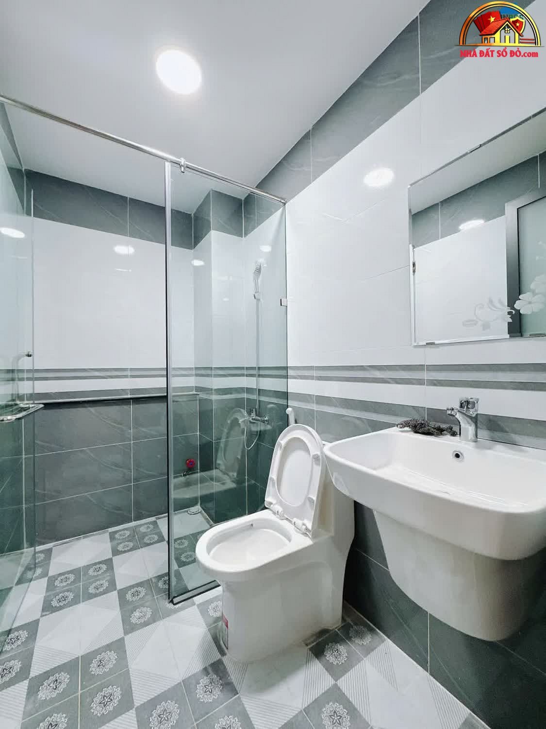 Nhà mặt phố bán tại Quận 4 TP.HCM với sổ hồng hoàn công