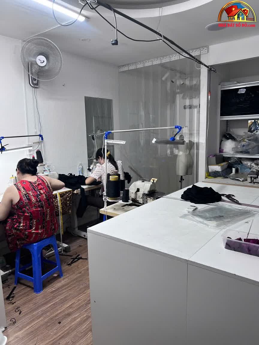 Nhà đất sổ đỏ Quận 10 TP.HCM với shop đầm thiết kế 50m² giá 300 triệu