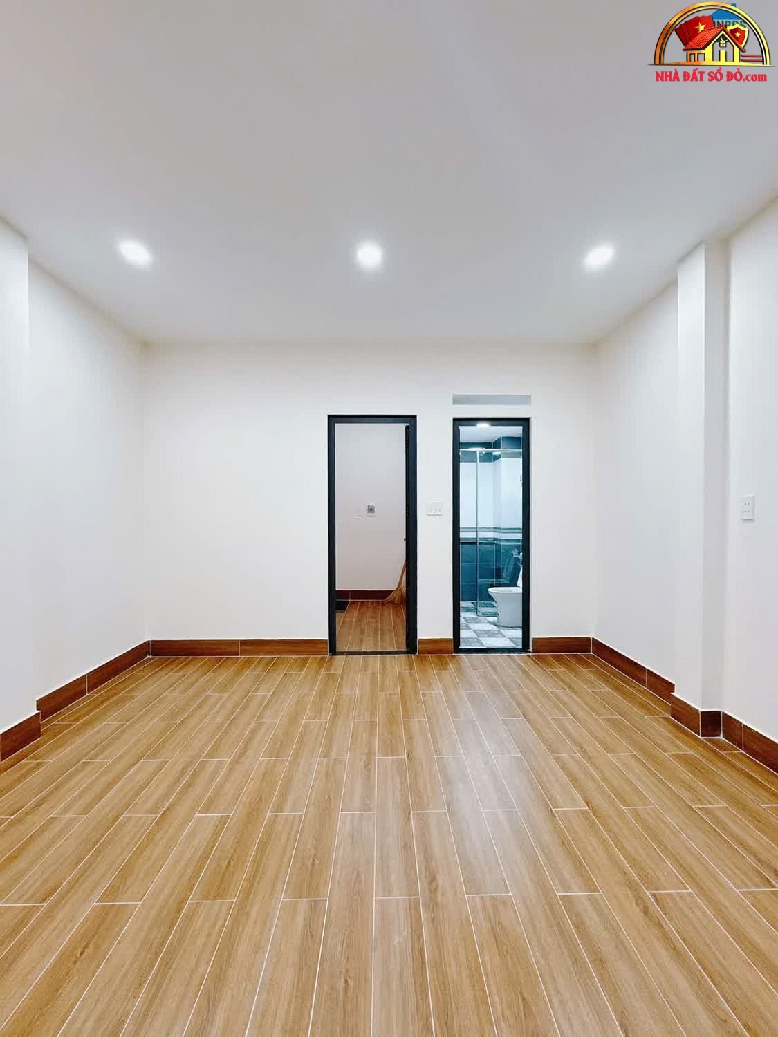Nhà đất sổ đỏ Quận 4, TP.HCM với giá 5.7 tỷ, mặt tiền Nguyễn Tất Thành