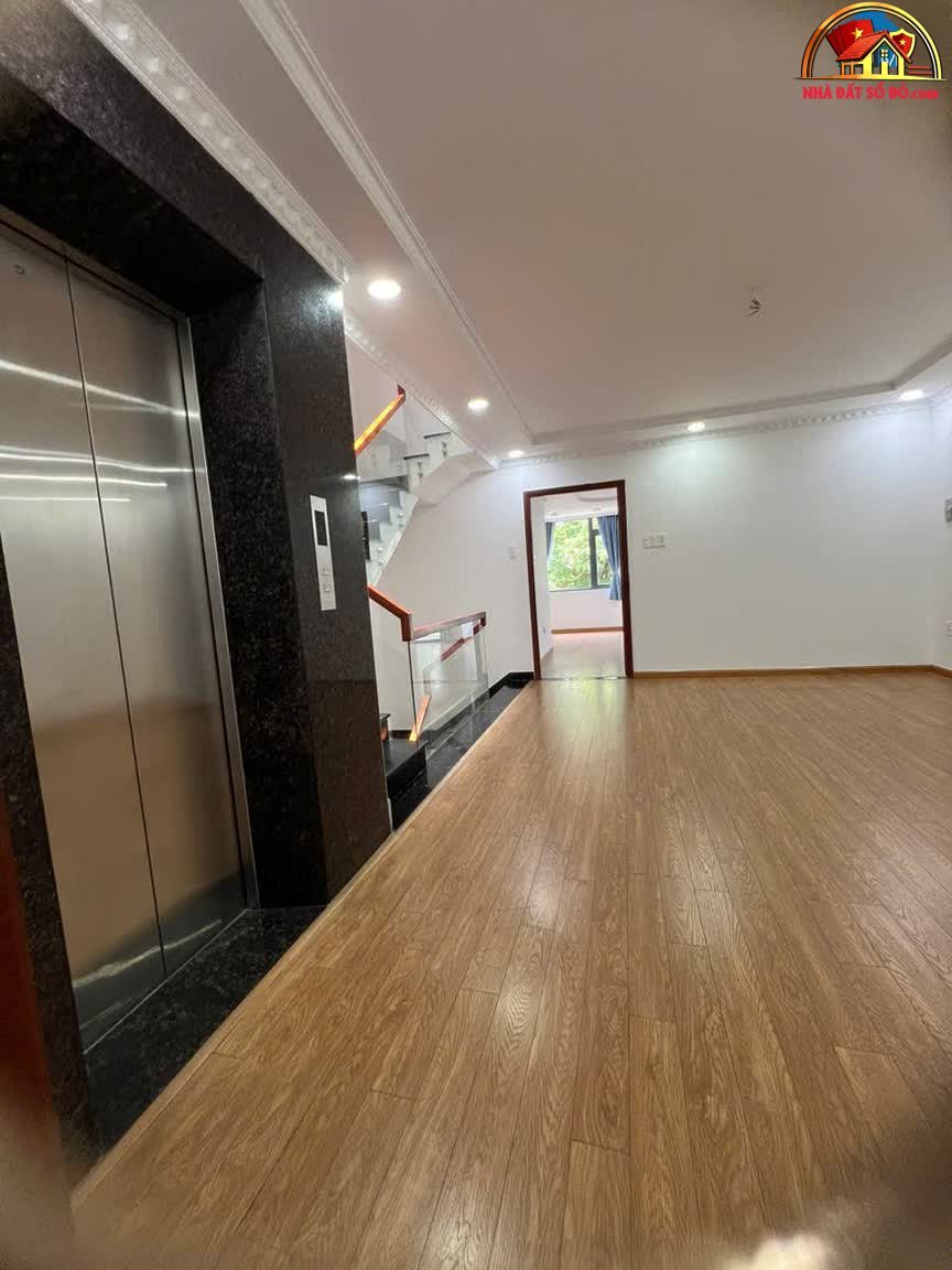 Bán nhà mặt phố 5 lầu Thủ Đức, giá 18.8 tỷ, diện tích 120m²