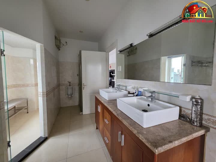 Nhà mặt phố sổ đỏ Quận 2 Hồ Chí Minh, diện tích 106m², giá chỉ 9.8 tỷ