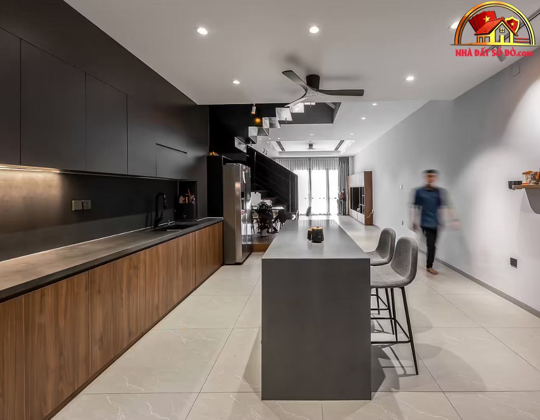 Cải tạo nhà 3 tầng TP.HCM: Cấu trúc giếng trời và cầu thang thép thay thế lối đi cũ- Ảnh 6. Cải tạo nhà 3 tầng TP.HCM: Cấu trúc giếng trời và cầu thang thép thay thế lối đi cũ- Ảnh 6.