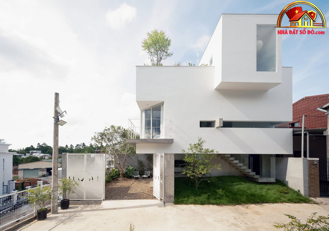 Nhà hướng Tây 102m² tại Huế: Lõi cầu thang mặt tiền và vật liệu bản địa làm mát tự nhiên- Ảnh 1.