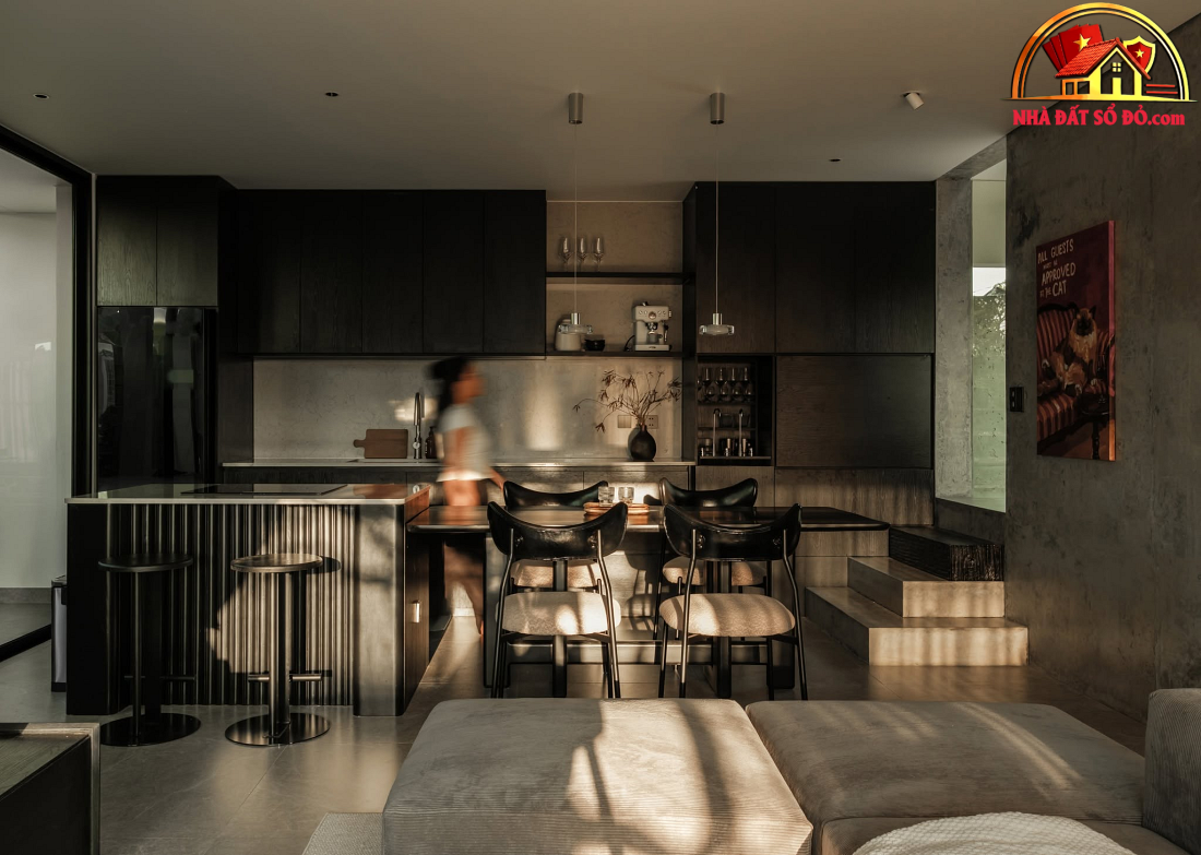 Nhà hướng Tây 102m² tại Huế: Lõi cầu thang mặt tiền và vật liệu bản địa làm mát tự nhiên- Ảnh 12.
