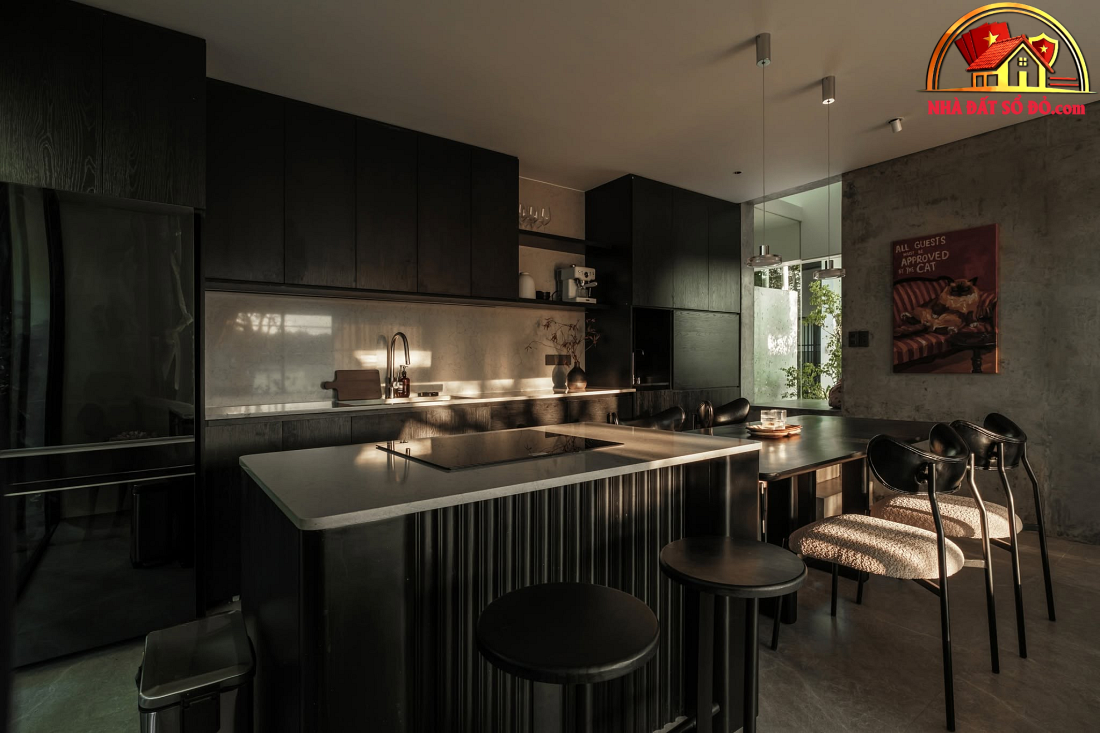 Nhà hướng Tây 102m² tại Huế: Lõi cầu thang mặt tiền và vật liệu bản địa làm mát tự nhiên- Ảnh 13.