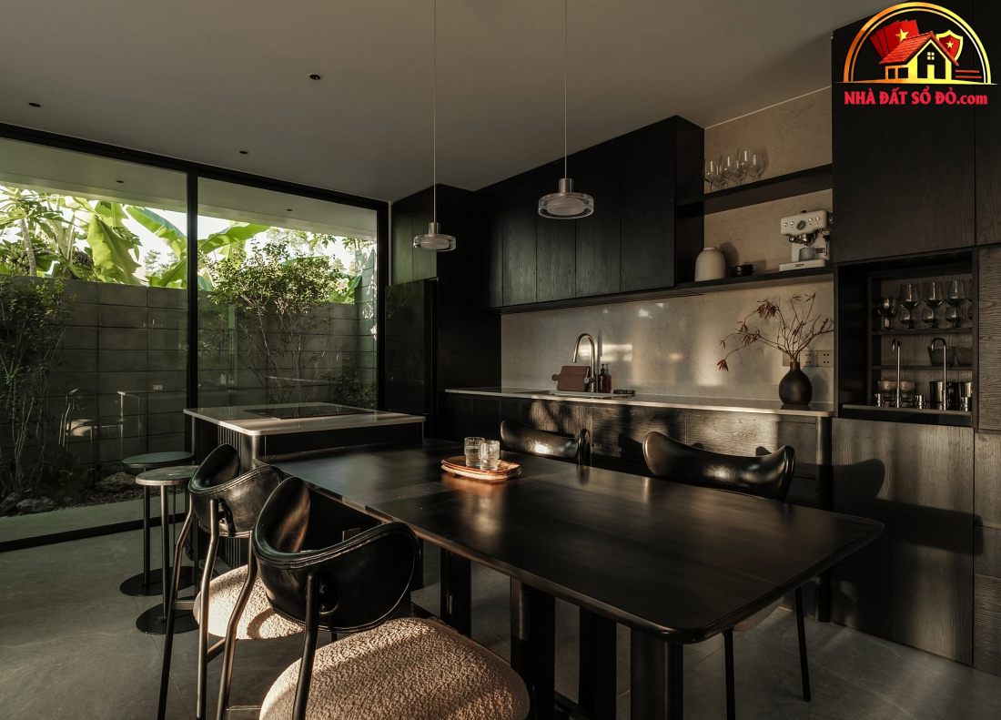 Nhà hướng Tây 102m² tại Huế: Lõi cầu thang mặt tiền và vật liệu bản địa làm mát tự nhiên- Ảnh 14.