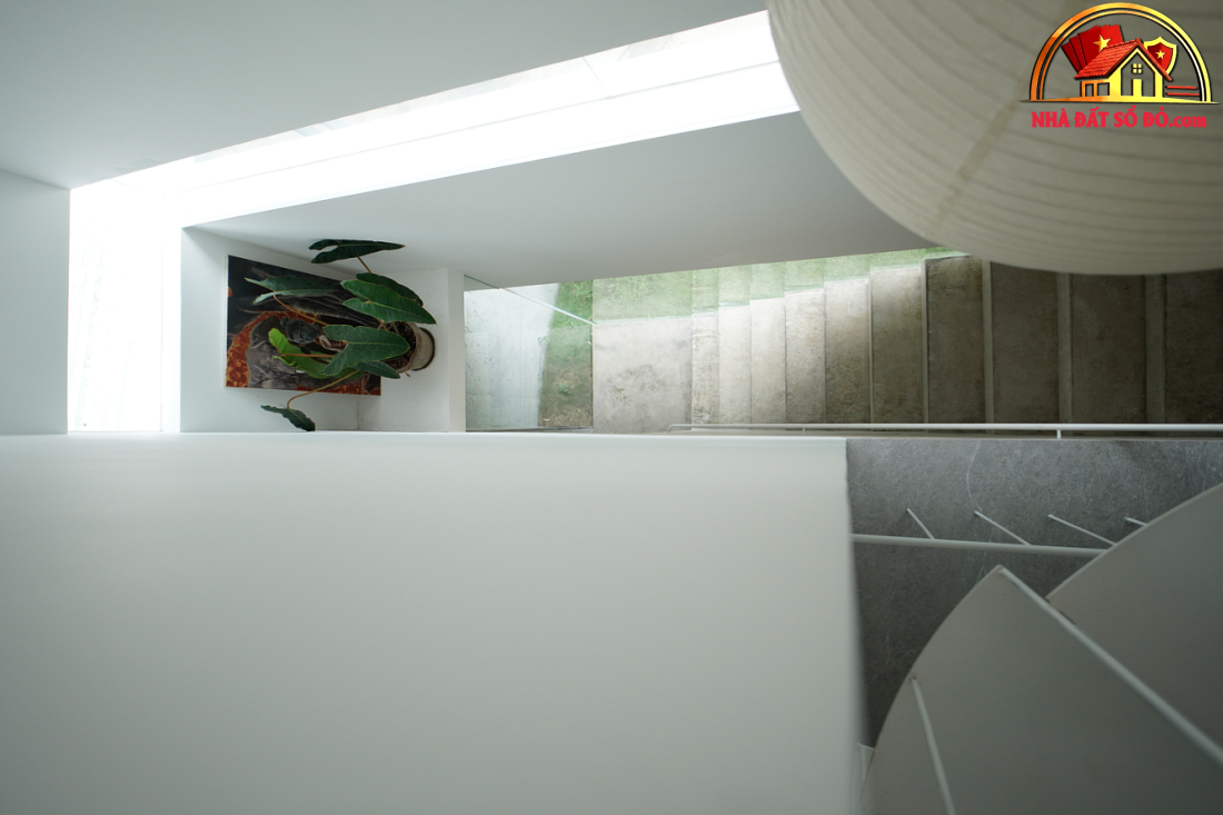 Nhà hướng Tây 102m² tại Huế: Lõi cầu thang mặt tiền và vật liệu bản địa làm mát tự nhiên- Ảnh 16.