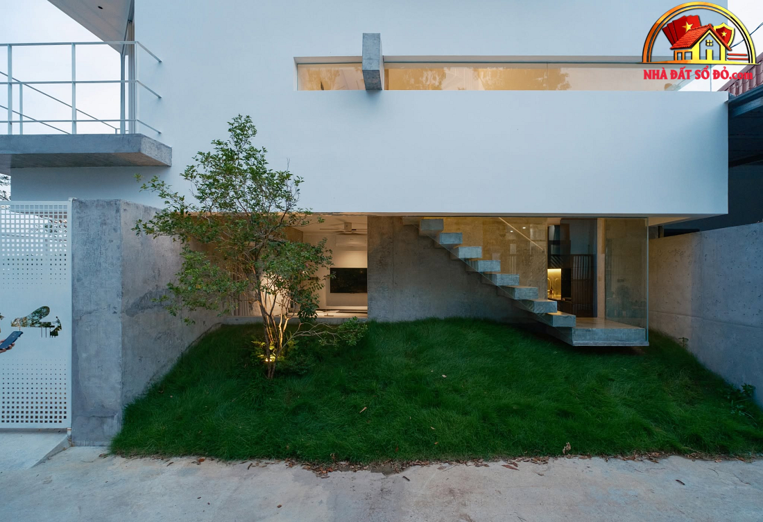 Nhà hướng Tây 102m² tại Huế: Lõi cầu thang mặt tiền và vật liệu bản địa làm mát tự nhiên- Ảnh 3.