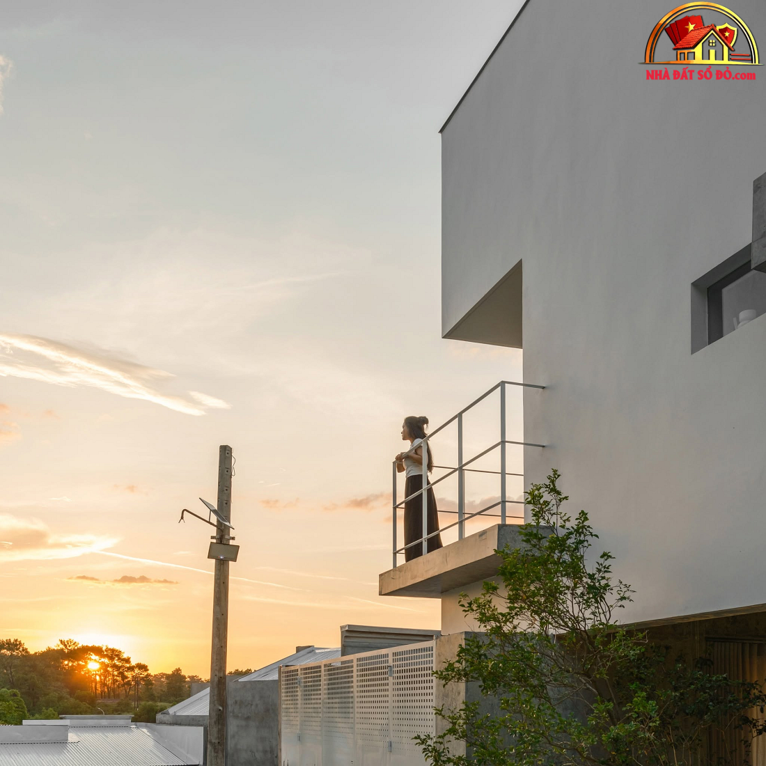 Nhà hướng Tây 102m² tại Huế: Lõi cầu thang mặt tiền và vật liệu bản địa làm mát tự nhiên- Ảnh 5.