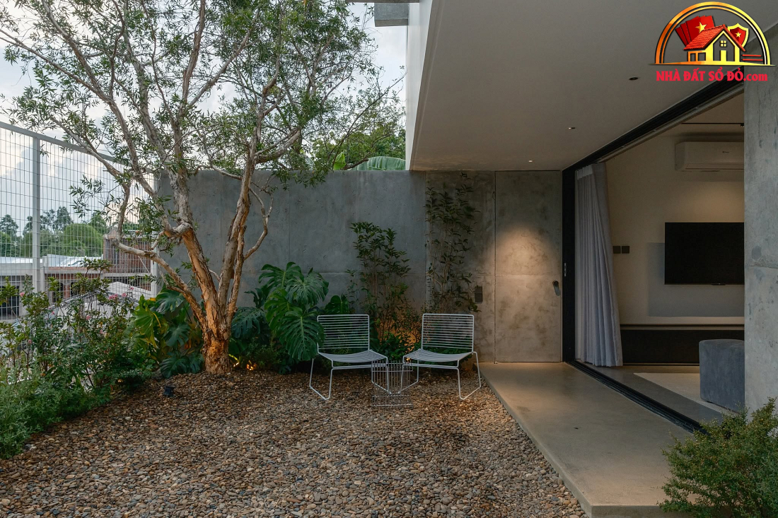 Nhà hướng Tây 102m² tại Huế: Lõi cầu thang mặt tiền và vật liệu bản địa làm mát tự nhiên- Ảnh 6.