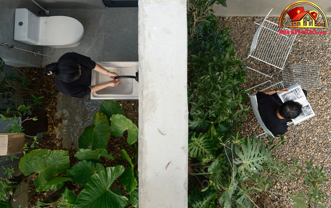 Nhà hướng Tây 102m² tại Huế: Lõi cầu thang mặt tiền và vật liệu bản địa làm mát tự nhiên- Ảnh 8.