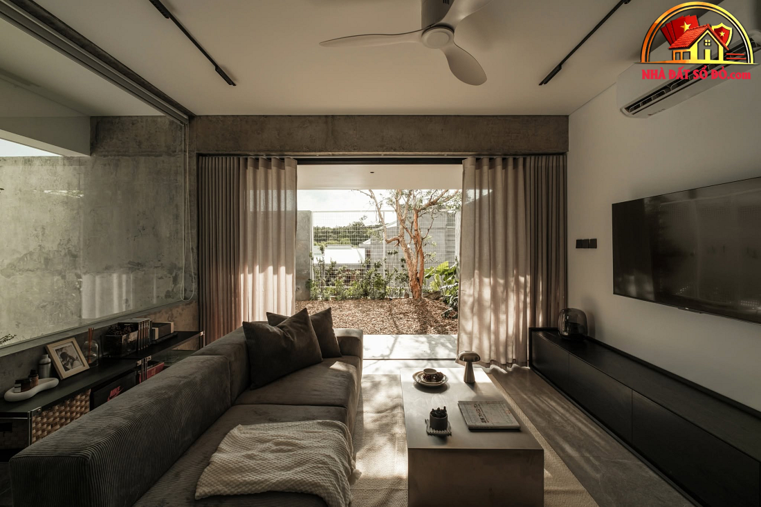 Nhà hướng Tây 102m² tại Huế: Lõi cầu thang mặt tiền và vật liệu bản địa làm mát tự nhiên- Ảnh 9.