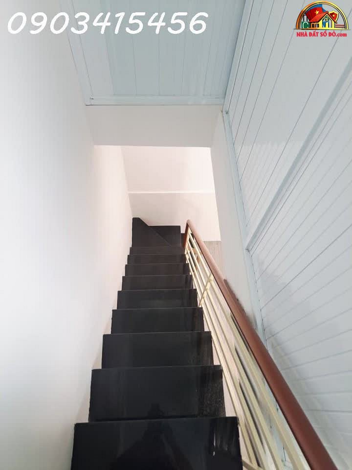 Bán nhà riêng sổ đỏ Tân Phú Hồ Chí Minh 3 tầng 2PN giá 2.05 tỷ