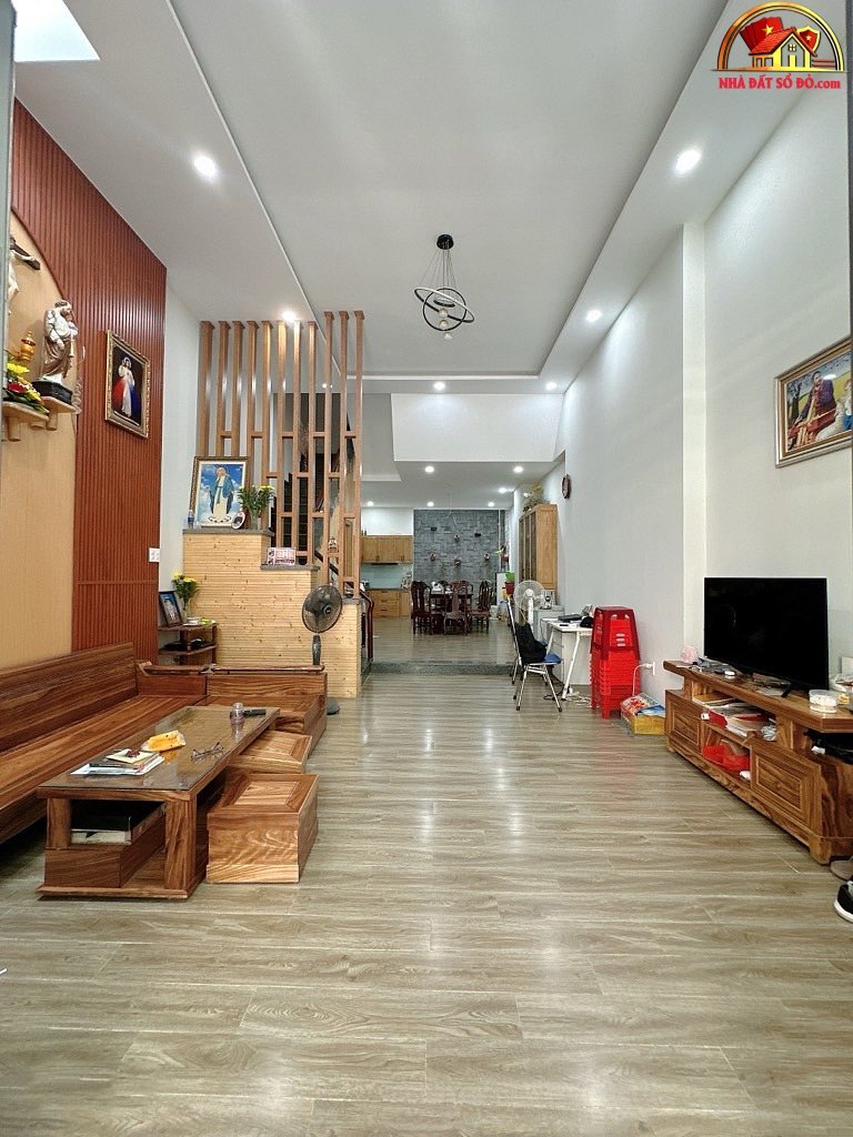Nhà đất sổ đỏ TP.HCM 3 tầng vuông vức đường Số 1 cạnh chợ Xóm Mới giá 7.5 tỷ