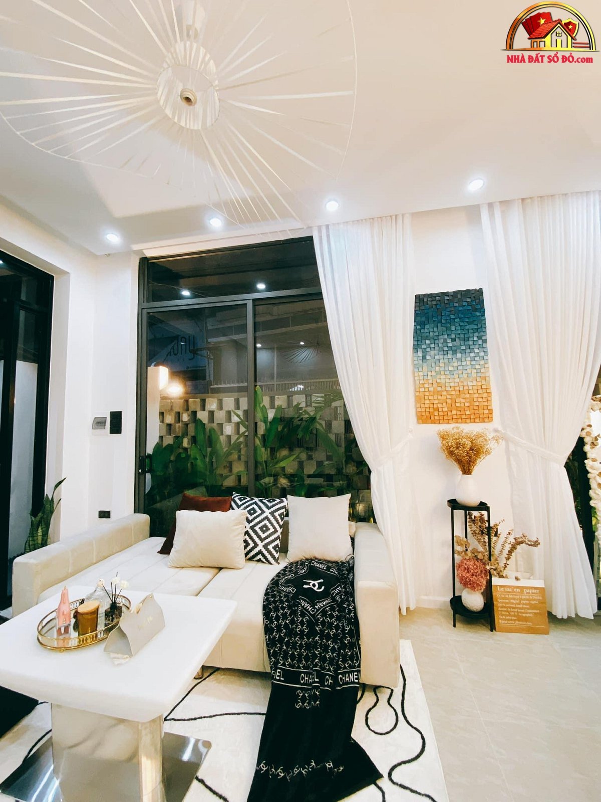 Ngôi nhà phố luôn trong lành nhờ được bọc bởi khu vườn nhỏ - Ảnh 2. Ngôi nhà phố luôn trong lành nhờ được bọc bởi khu vườn nhỏ - Ảnh 2.