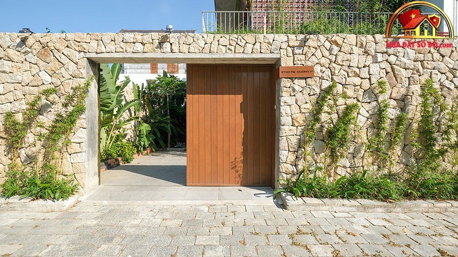 Biệt thự hiện đại 3 tầng ở Nha Trang che nắng bằng rèm dây leo - Ảnh 4.