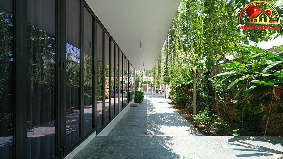 Biệt thự hiện đại 3 tầng ở Nha Trang che nắng bằng rèm dây leo - Ảnh 5.